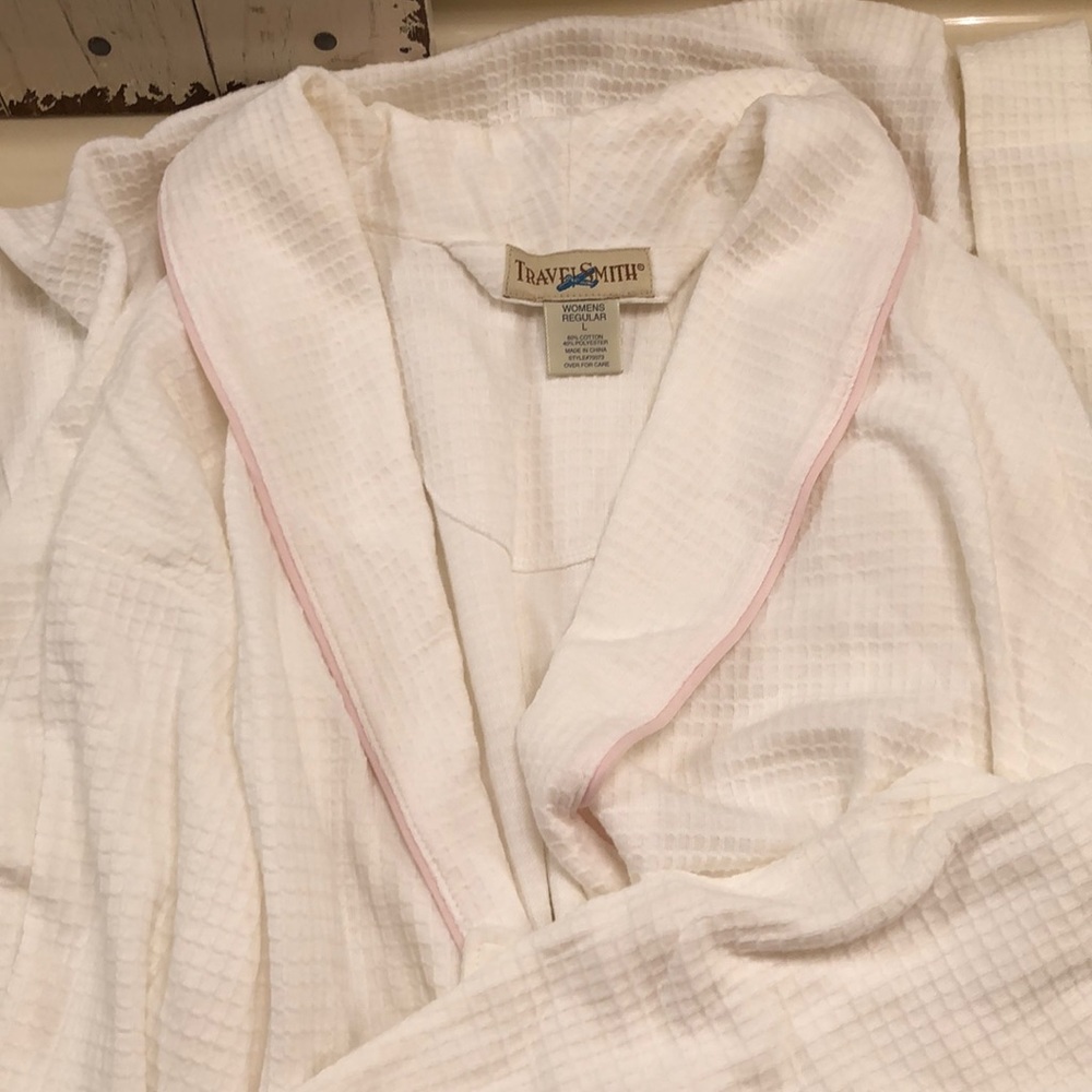 Travelsmith travel robe, large, with pouch